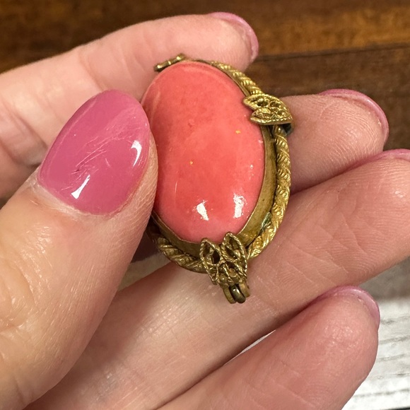 Vintage pink coral oval stone brooch set in gold tone hardware Czech - Picture 3 of 13